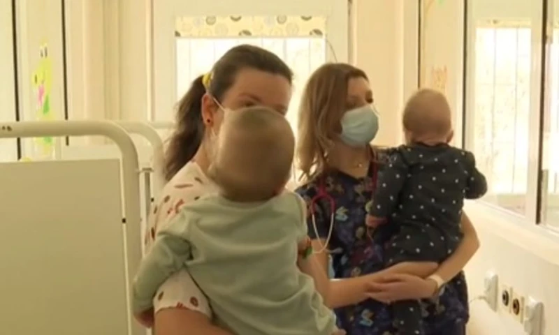 Здрави близнаци, живели 9 месеца в болницата, вече отиват в приемно семейство