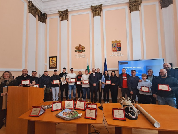 На официална церемония в залата на Обкината бяха наградени победителите