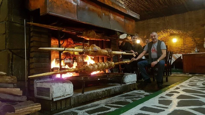 Ресторант в Пампорово изтипоса вътре цяла препарирана мечка