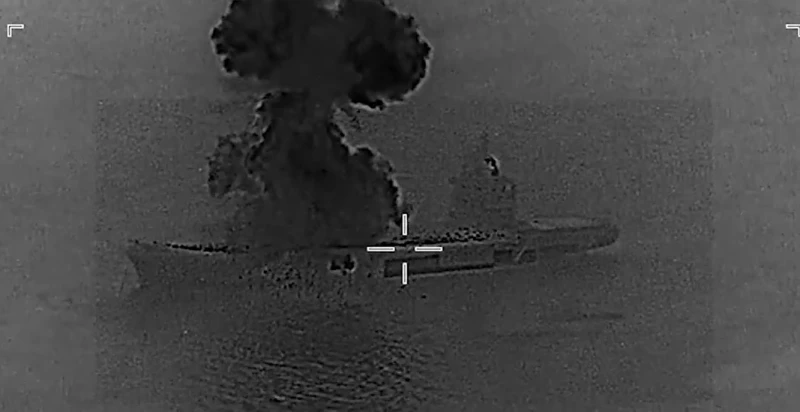 САЩ публикуваха видео от удара по най-големия самолетоносач на Иран "Шахид Багери" - Първият в света дрононосец