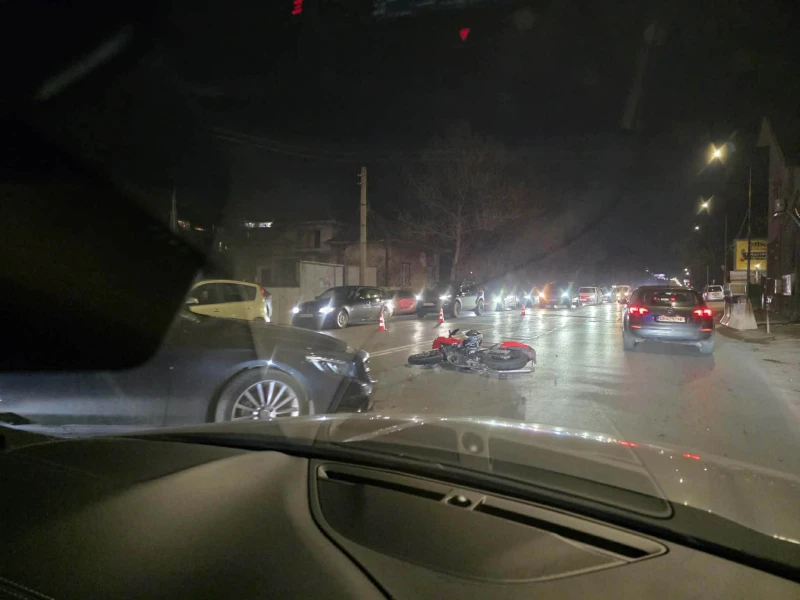 Катастрофа с мотор затруднява движението по столичен булевард