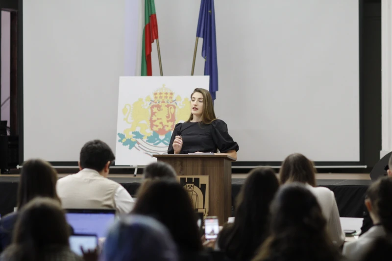 Млади хора от цялата страна обсъждат законопроекти, които ще представят пред депутати 