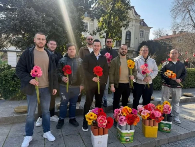 Представители на ГЕРБ поздравиха с цвете дамите в Пловдив