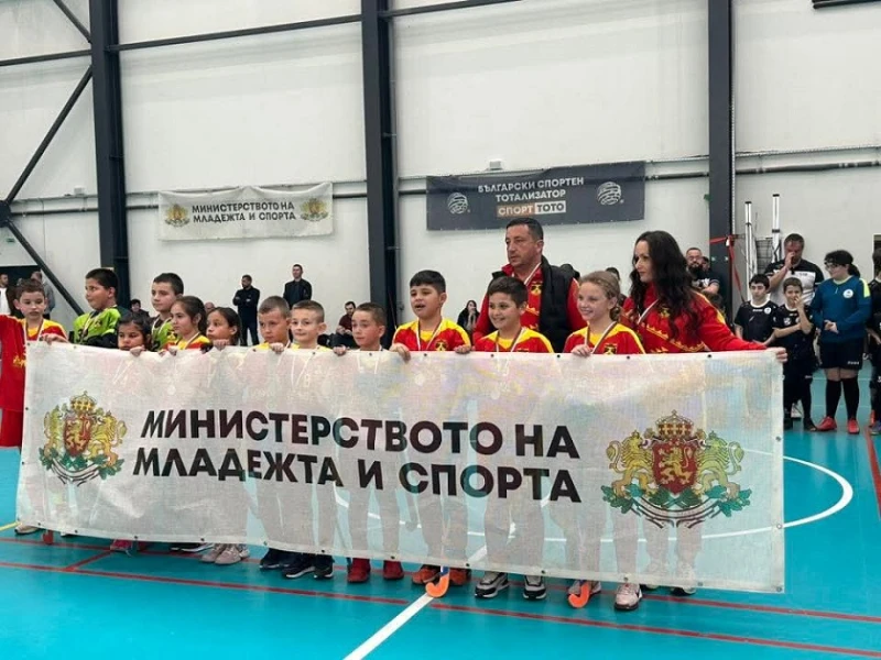 Отборът на "Мечките" (Баните) с вицешампионска титла от Държавното първенство по хокей на трева в зала