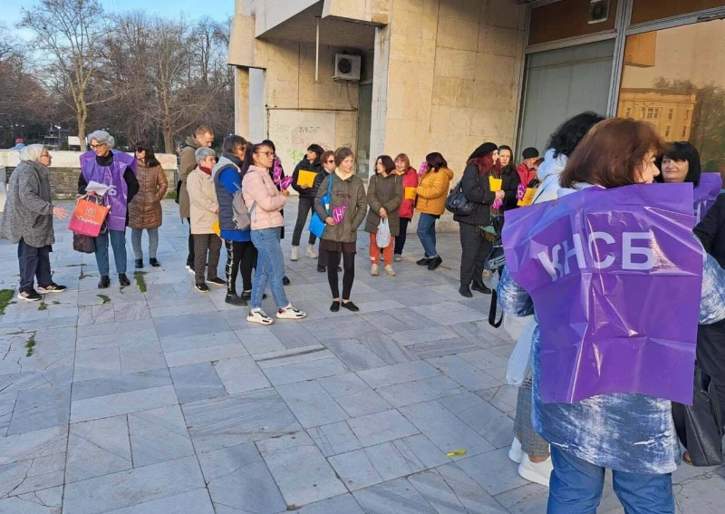 Протест пред сградата на Централна поща в Пловдив