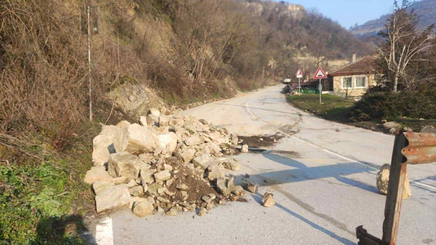 Министерство на културата да предприеме спешни мерки заради падащите от