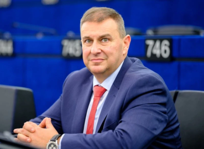 Емил Радев: Съществува опасност от терористични атаки в България, а в момента се обезглавяват службите за сигурност