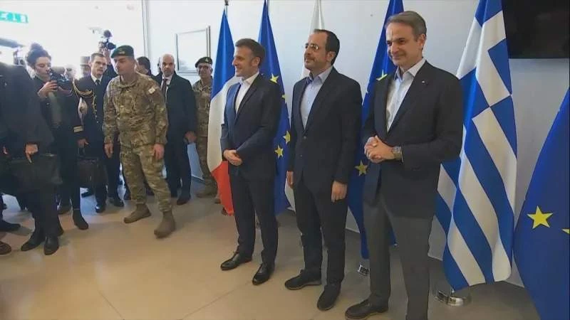 Мицотакис и Макрон пристигнаха в авиобазата в Пафос