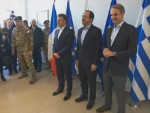 Мицотакис и Макрон пристигнаха в авиобазата в Пафос