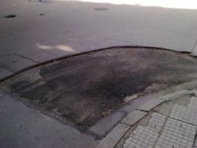 Оставена разрушена пътна настилка след ремонт в район "Централен"