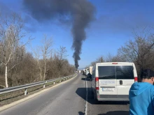 Ведомствен автобус пламна край Казанлък, опашката от чакащи е километрична