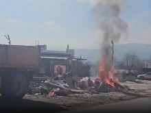 Пожар гори до Околовръстното на Пловдив