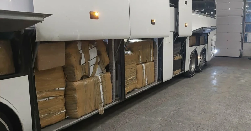 Задържаха близо 15 000 контрабандни облекла и парфюми в автобус