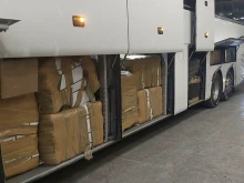 Задържаха близо 15 000 контрабандни облекла и парфюми в автобус