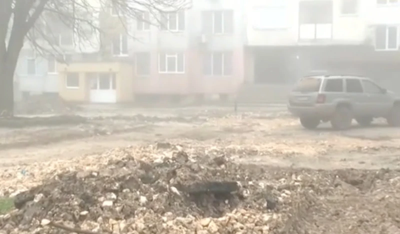 Жители на Добрич: Линейка трудно стигна до пациент заради недовършен ремонт