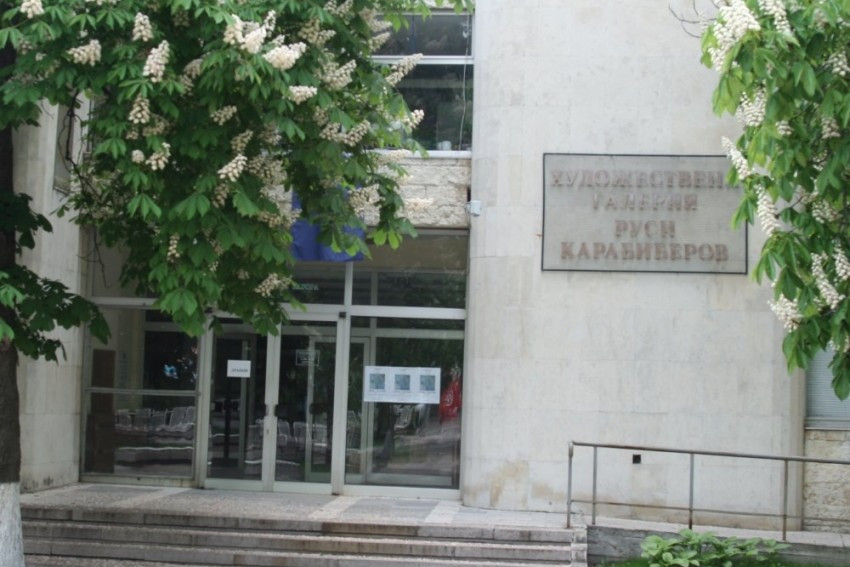 На 10 март в Художествена галерия Руси Карабиберов в Нова