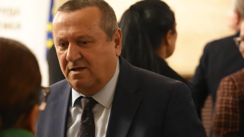 Министър Адемов: Увеличихме броя на пенсионерите, които ще получат великденски надбавки