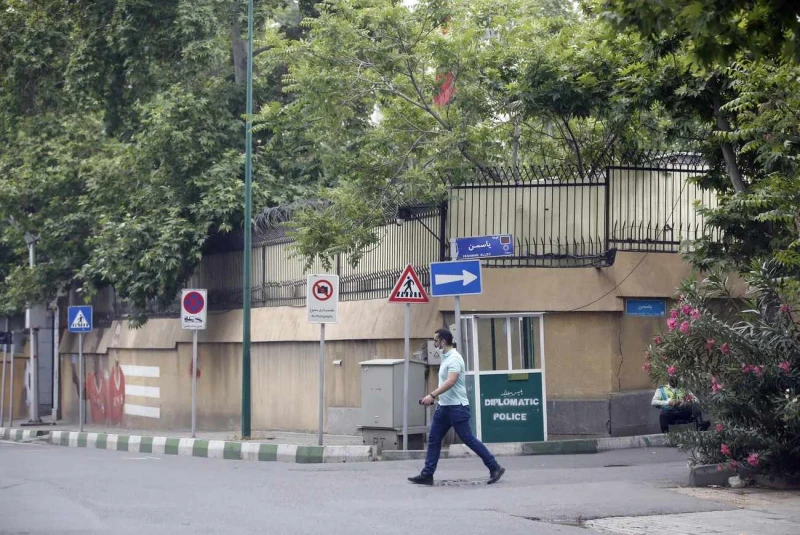 Швейцария и Германия също затварят посолствата си в Иран