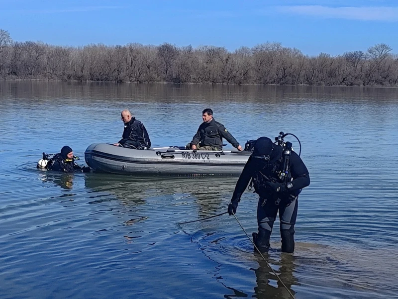 Водолази се гмуркат край Белене