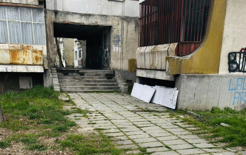 Майка и дете живеят буквално под тераса на блок в Пловдив