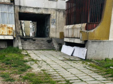 Майка и дете живеят под тераса на блок в Пловдив