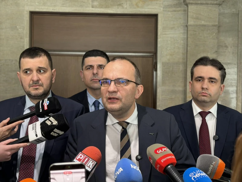 ДБ: ''Лукойл'' продава скъпо гориво, което е придобито на евтини цени! 