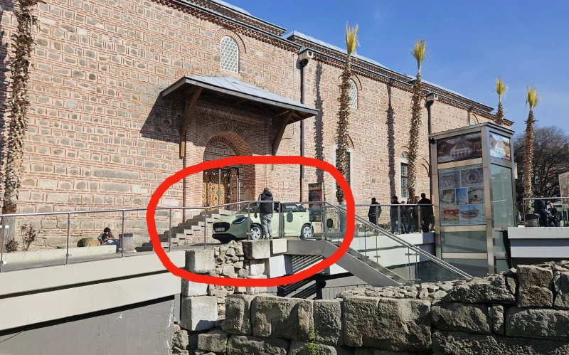 Откъде е минала колата, за да "кацне" на Римския стадион?