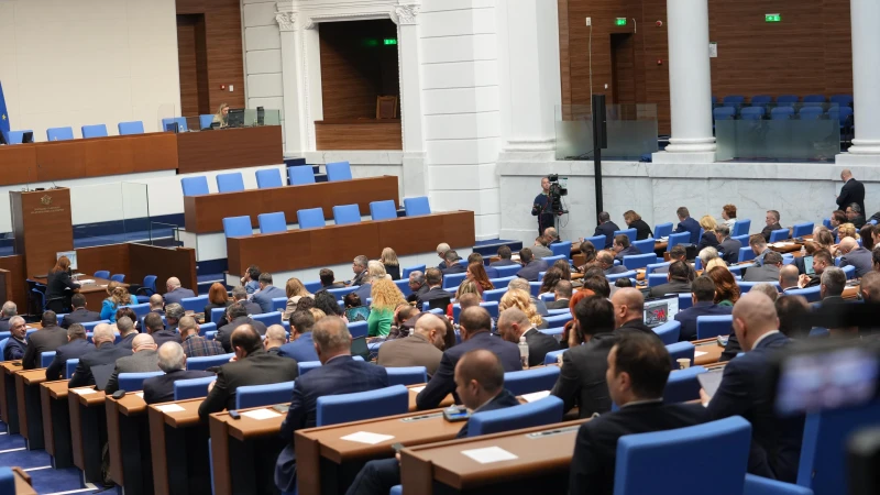 Депутатите гласуват на първо четене удължителния закон за бюджета
