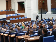 Депутатите гласуват на първо четене удължителния закон за бюджета