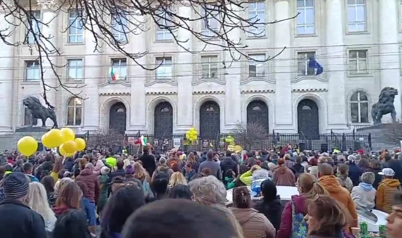 Протестиращи в столицата искат справедливо разследване на "Петрохан"
