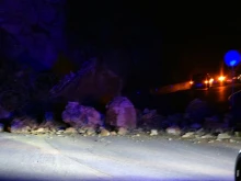 Паднала скална маса затруднява движението по пътя Чепеларе – село Хвойна