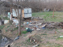 Брегът на язовир край търновско село се превърна в сметище
