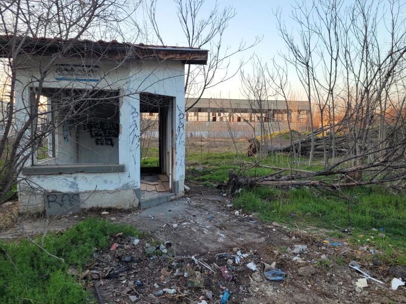 Изчистиха боклуците, които бездомник трупаше в съборетина