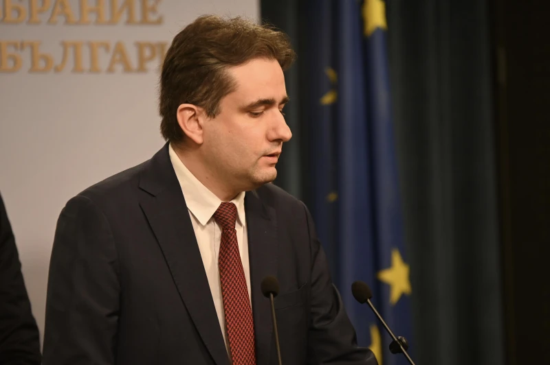 Божанов: Тези хора не са виждали софтуер, не са виждали код, не са виждали ключ, ама излизат на трибуната и се упражняват
