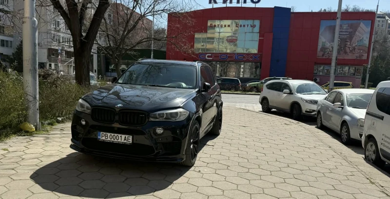 Лъскав джип окупира тротоар в центъра на Пловдив
