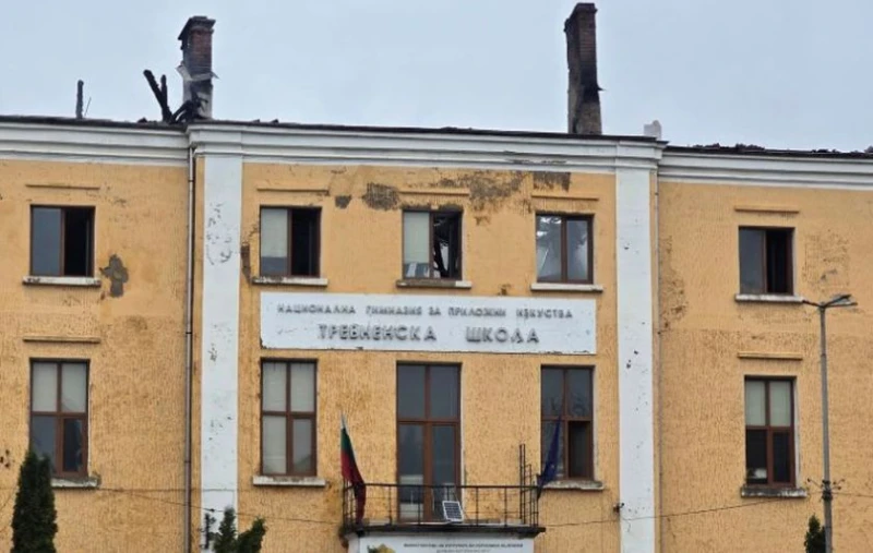 Година след пожара Национална гимназия за приложни изкуства в Трявна още е без покрив: Пари има, но бюрокрацията блокира ремонта