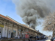 Пожарът, избухнал в склад в Пловдив, вече е овладян