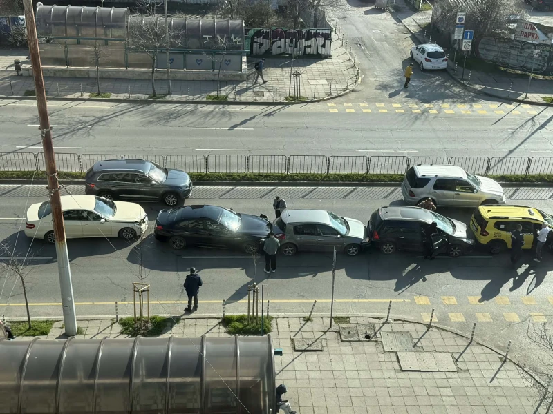 Верижна катастрофа на бул. "Тодор Александров" в София, има задръстване