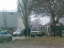 Автобус блъсна такси, няма жертви