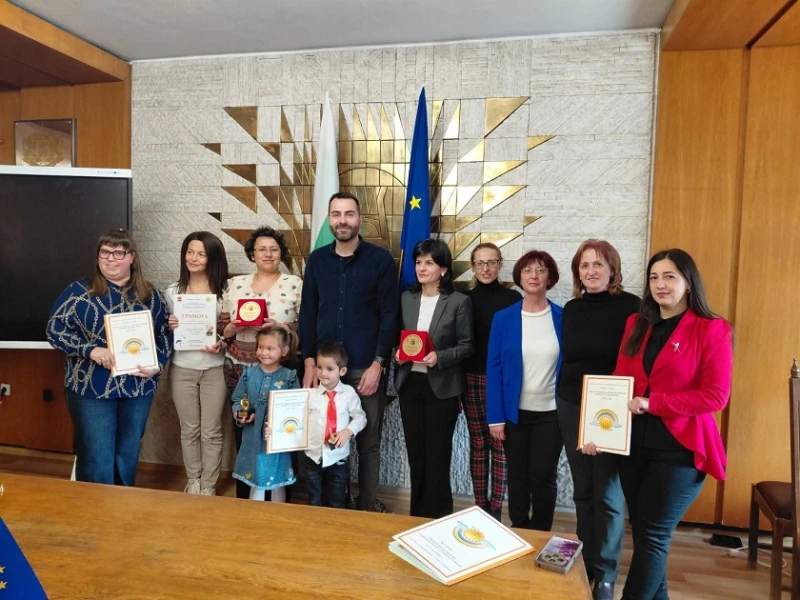 В Смолян наградиха най-активните участници от конкурса "Баба Марта бързала, мартенички вързала"