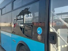 Три деца хвърляха камъни по автобус в Стара Загора, счупено е странично стъкло