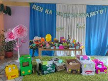 Изложба "Дай живот на опаковките" в детска градина в Смолян за Деня на рециклирането