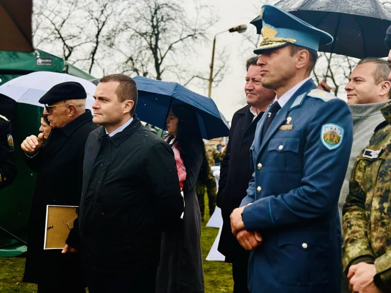 Кметът на Русе участва в тържествена церемония по повод 83-ата годишнина от създаването на Парашутната дружина