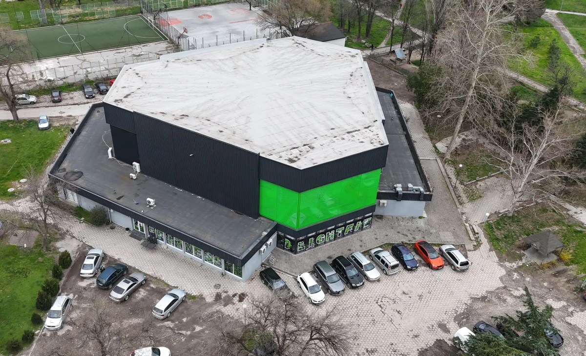 Волейболен бос спечели търга за паркинга на зала "Строител"