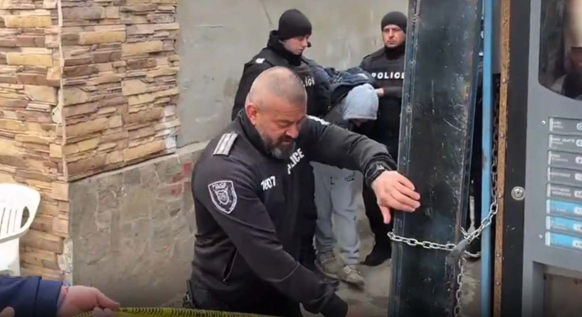 Много полиция в "Столипиново", извеждат с белезници арестувани