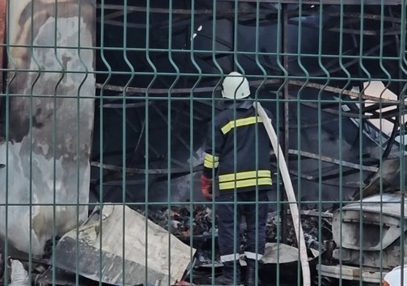 Голям пожар тази нощ в автокомплекс в Хасково