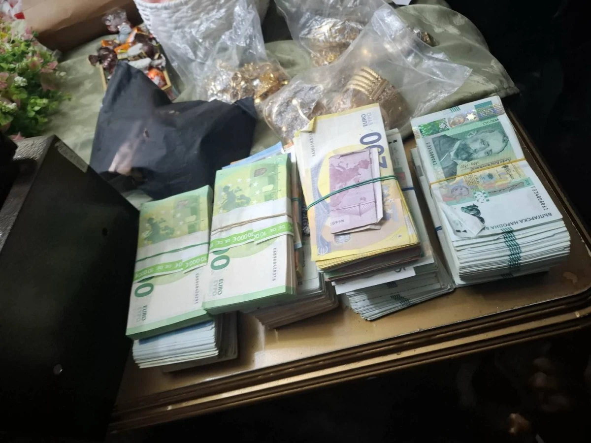 Задържаха криминално проявен с пари и списъци с имена при полицейска операция в Ботевград
