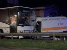 Майка и дете са болница, след катастрофата с линейка край Велико Търново