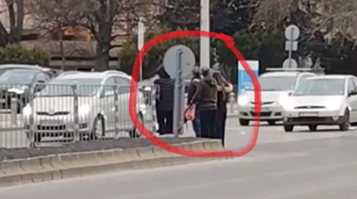 Безумно пресичане с бебешка количка на най-натоварения булевард в Пловдив