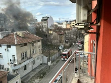 Вече час столичният район "Възраждане" е обгазен – запали се изоставена къща